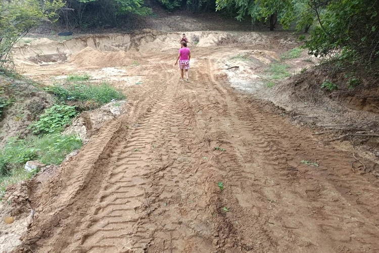 Brumado: Retirada de areia de forma irregular em leito de rio no Campo Seco