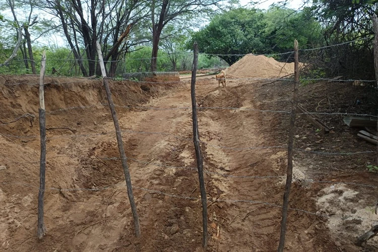 Brumado: Retirada de areia de forma irregular em leito de rio no Campo Seco
