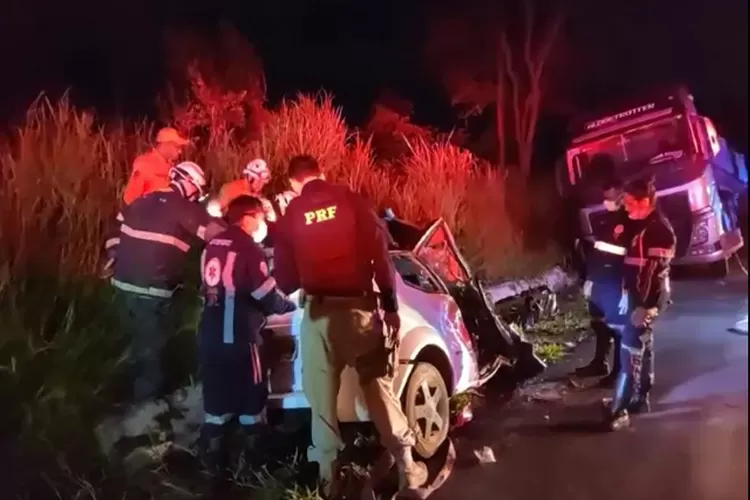 Quatro pessoas da mesma família morrem após batida entre carro e carreta em Barreiras