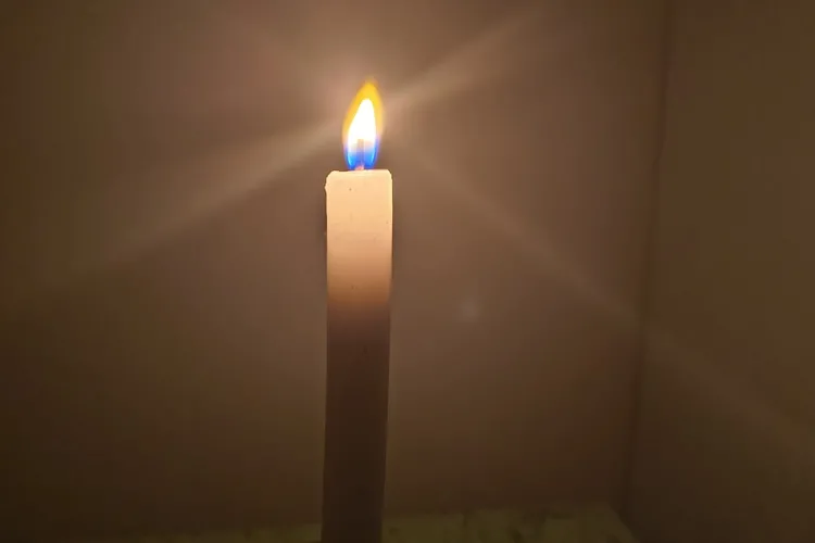 Mãe luta para cuidar de filha com deficiência sem energia elétrica em Macaúbas