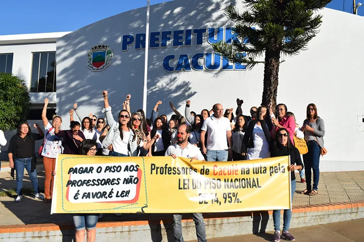 Professores protestam em frente à Prefeitura de Caculé e cobram reajuste salarial