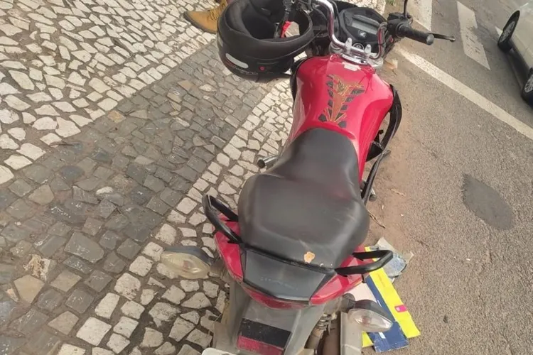 Pedestre é atropelado por motocicleta na Avenida Santos Dumont em Guanambi