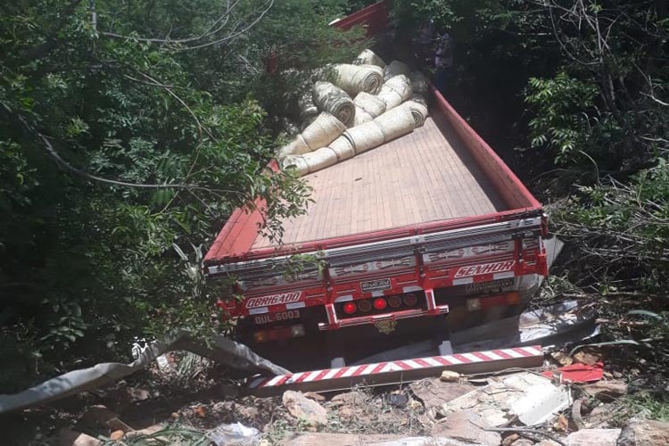 Caminhão carregado de lonas cai em ribanceira na BA-148 em Rio de Contas