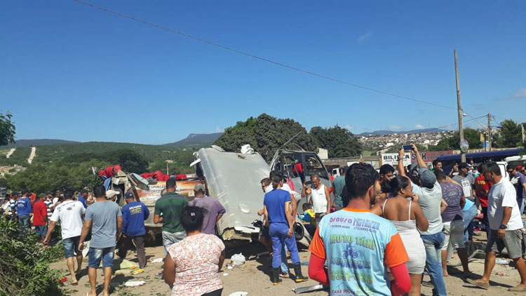 Chapada Diamantina: Batida entre carreta e micro-ônibus deixa 6 mortos e 26 feridos em Seabra