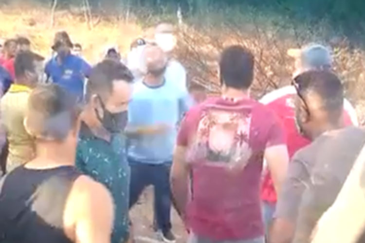 Dom Basílio: Vídeo flagra vice-prefeito agredindo cidadão durante protesto na BA-148