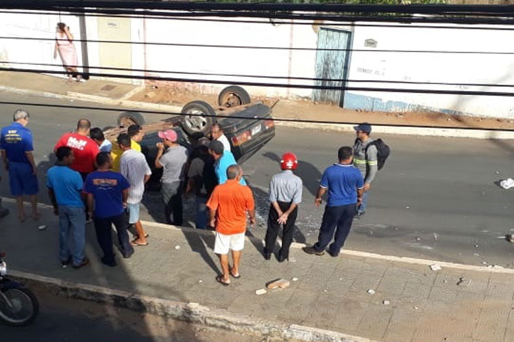 Brumado: Celular ao volante provoca capotamento na Avenida João Paulo I