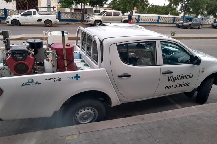 Carro fumacê começa a circular em Brumado e população deve deixar janelas e portas abertas