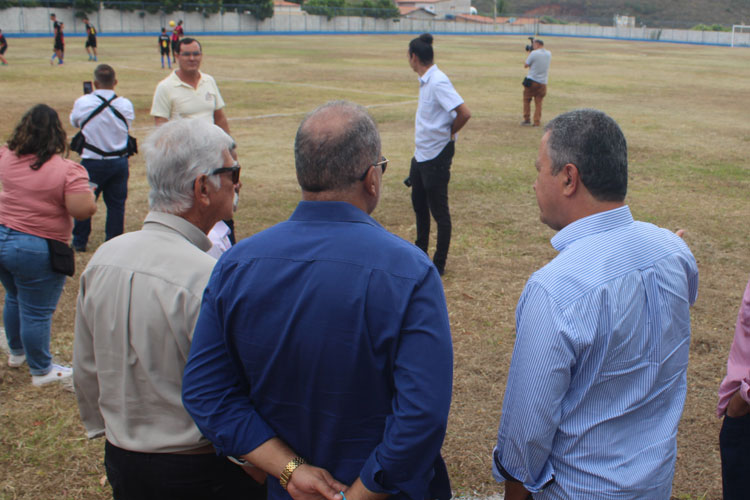 Brumado: Rui Costa não gostou de gramado de campo inaugurado na escola Idalina Azevedo 