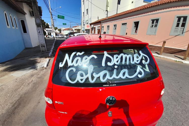 Professores realizam carreata em protesto contra o retorno das aulas presenciais em Brumado