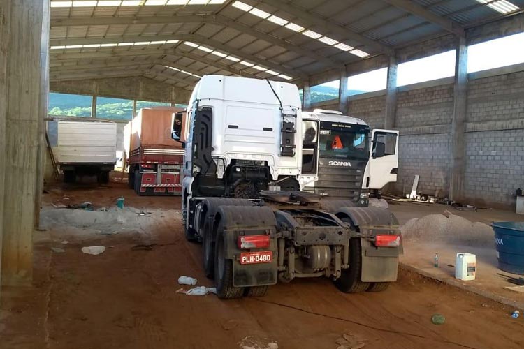 Brumado: PM apreende caminhões roubados e enorme carga de farelo de soja