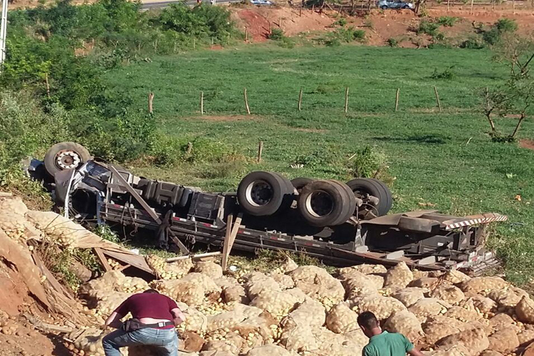 Caminhão carregado com batatas tomba na curva do Peri-Peri em Caetité