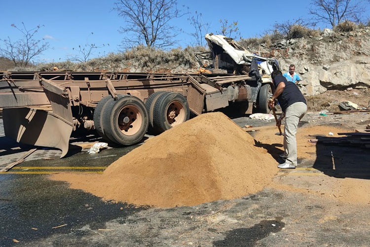 Caminhoneiro fica ferido em capotamento na BA-262 entre Aracatu e Caraíbas