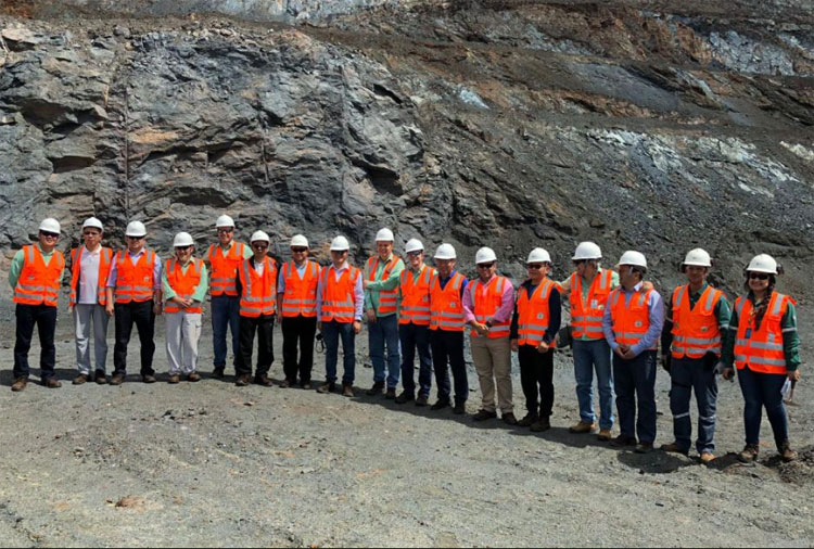 Empresários chineses sobrevoam mina de minério de ferro e trechos da Fiol em Caetité
