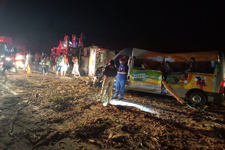BR-101: Acidente entre van, caminhão e ônibus mata 12 e deixa 17 feridos em Eunápolis