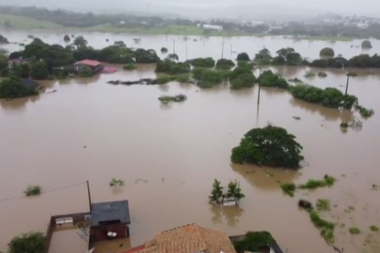 Imagens aéreas mostram Itapetinga inundada por causa das fortes chuvas