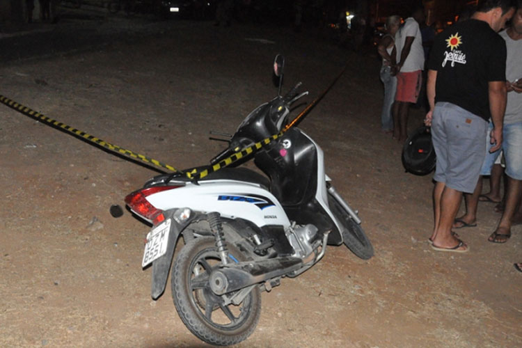 Jovem é morta a tiros enquanto passava de moto por rua de Jequié