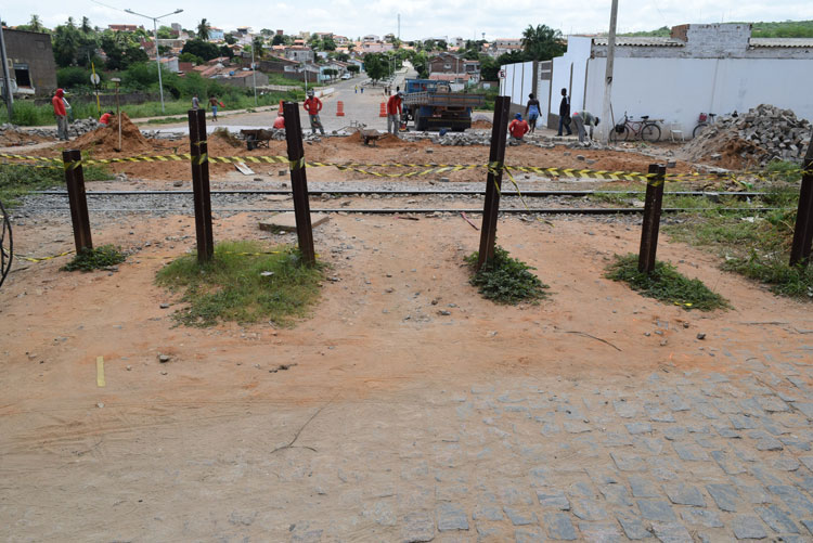 Brumado: Iniciado nivelamento de via para passagem de nível entre os Bairros São Félix e Centro