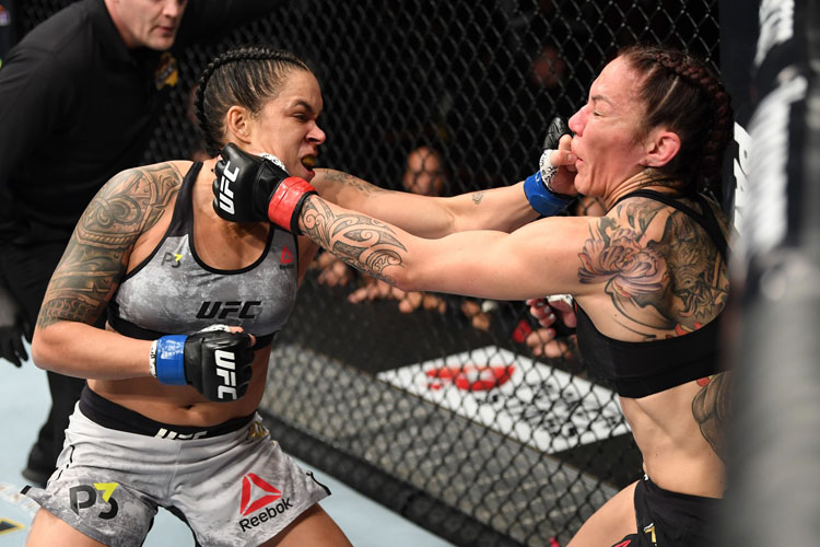 Amanda Nunes derruba Cris Cyborg e faz história no UFC