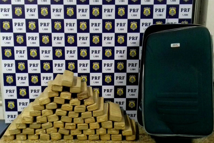 Polícia encontra 40 kg de droga em mala de passageiro de ônibus em Vitória da Conquista