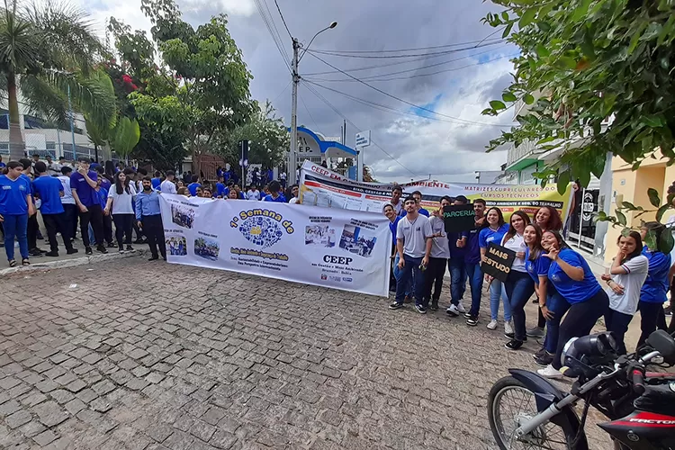 Brumado: Alunos protestam e cobram retorno de diretora exonerada por questões políticas