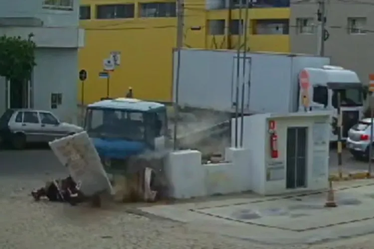 Caminhão desgovernado atinge motociclista no centro de Guanambi
