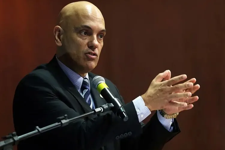 Alexandre de Moraes dá 48h para Jair Bolsonaro explicar hospedagem em embaixada