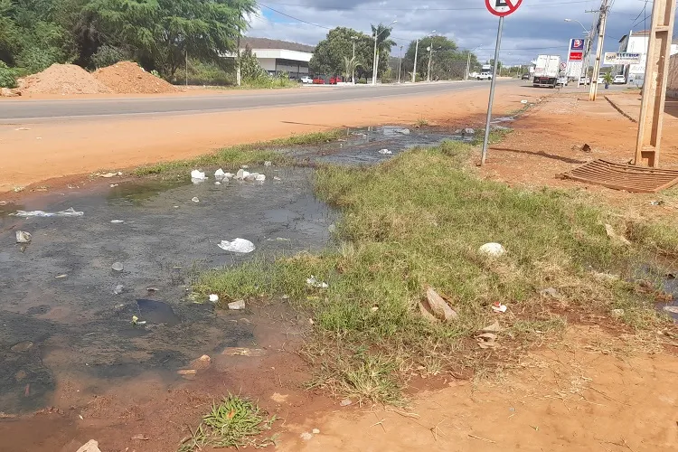 Obra abandonada e poça de esgoto a céu aberto dá as boas-vindas na entrada de Brumado