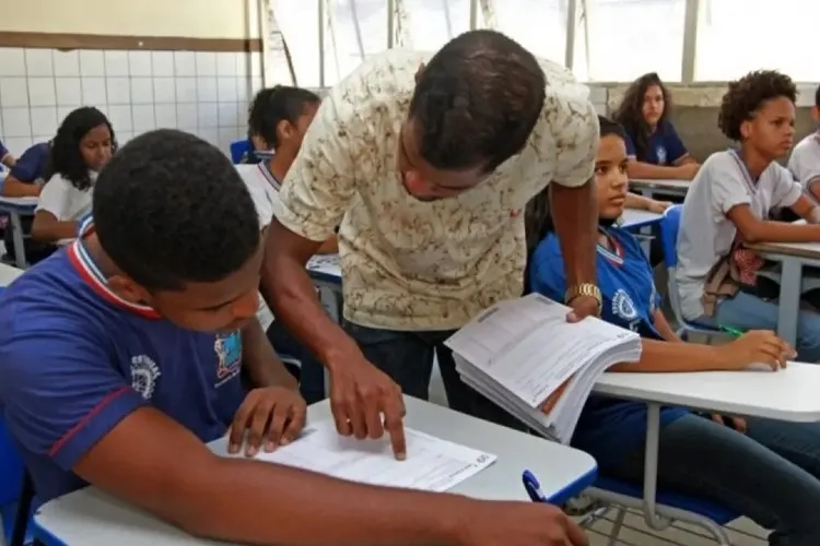 Professores da rede estadual recebem abono extraordinário do governo da Bahia