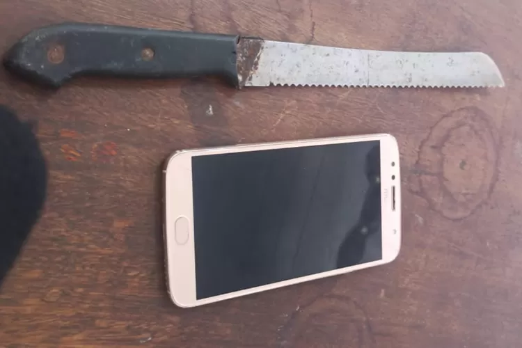 Andarilhos furtam celular de proprietário de restaurante em Tanhaçu