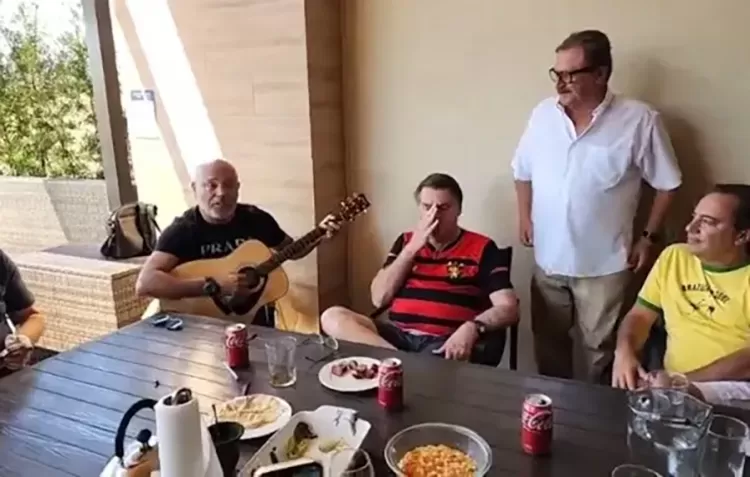 Jair Bolsonaro se emociona em live com sertanejo Rick e chora