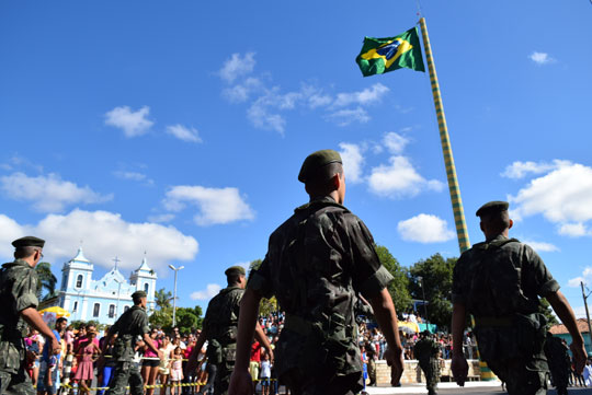 Mesmo debaixo de sol forte, brumadenses celebram o 7 de Setembro