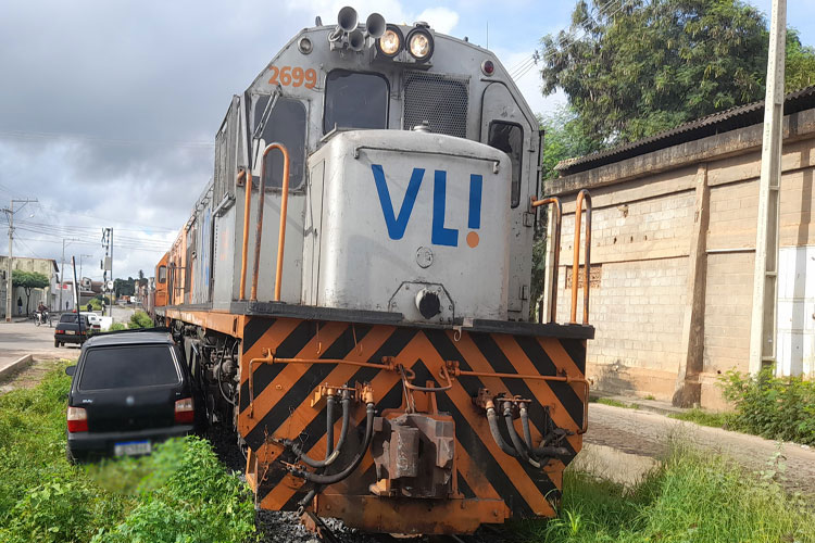 Carro com casal de Livramento de Nossa Senhora é arrastado por trem em Brumado