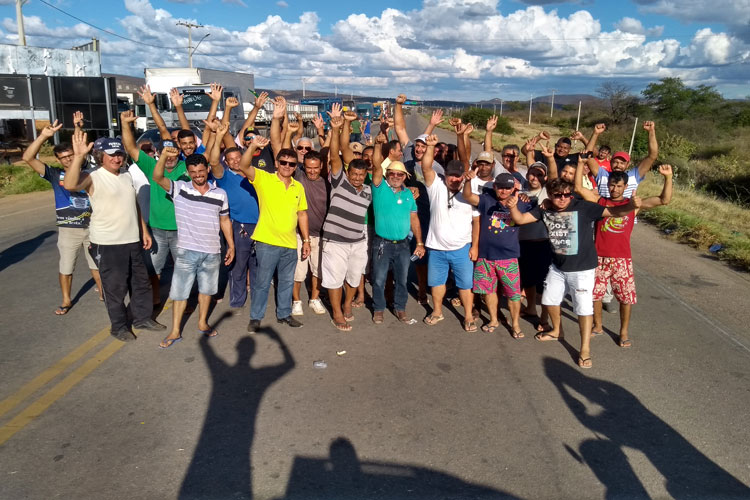 Caminhoneiros recebem suprimentos em apoio ao movimento de paralisação em Brumado