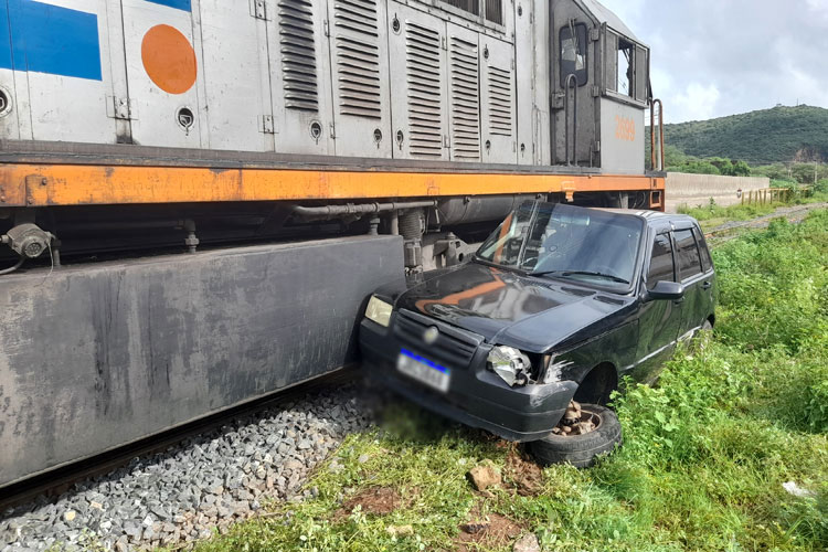 Carro com casal de Livramento de Nossa Senhora é arrastado por trem em Brumado