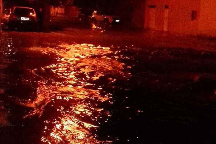Após chuva forte, ruas e casas ficam alagadas na cidade de Bom Jesus da Lapa