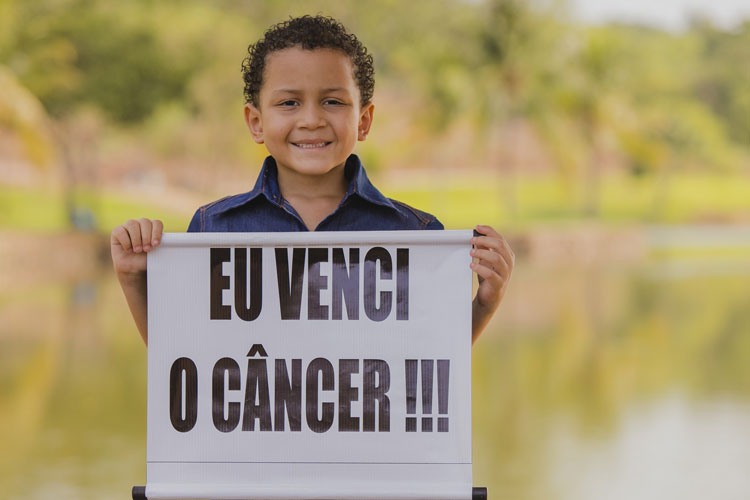 Menino de 6 anos comemora cura de câncer na cabeça: 'Eu venci'