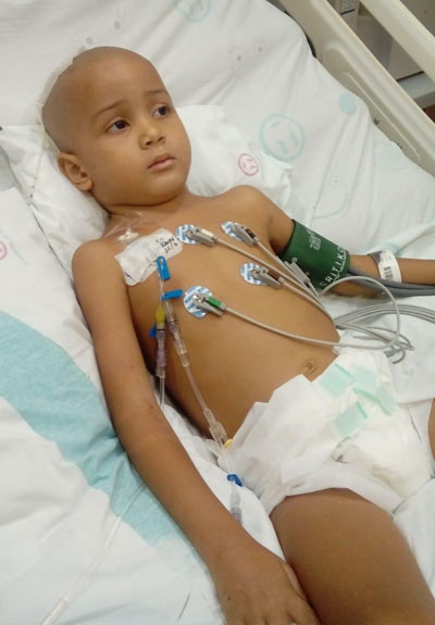 Menino de 6 anos comemora cura de câncer na cabeça: 'Eu venci'