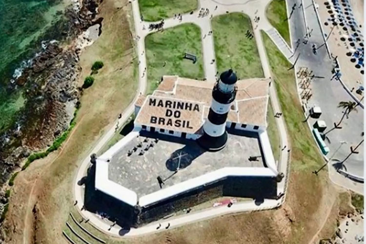 Iphan notifica a Marinha por pintura no Farol da Barra em Salvador