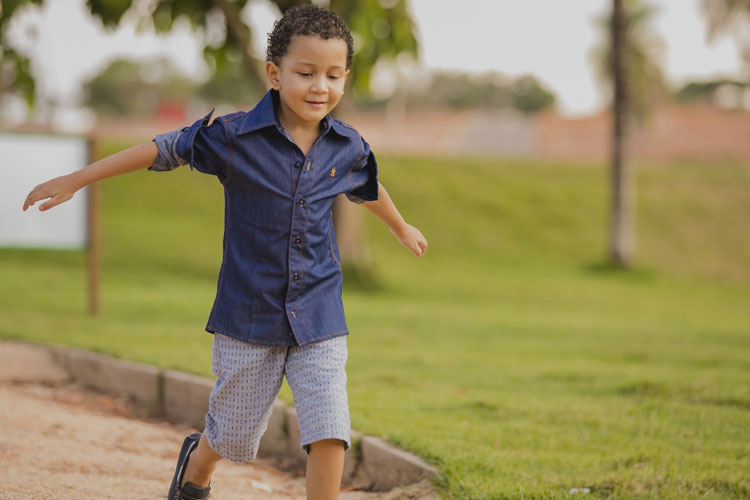 Menino de 6 anos comemora cura de câncer na cabeça: 'Eu venci'