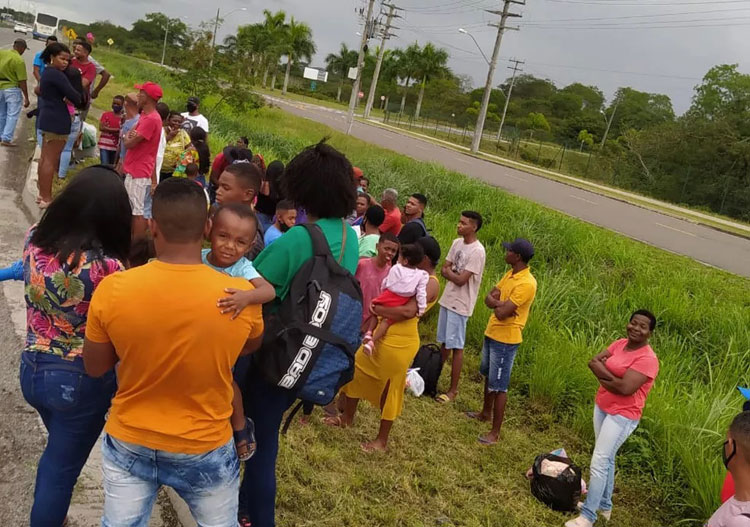 Feira de Santana: Ônibus é parado pela PRF com mais de 100 passageiros na BR-116