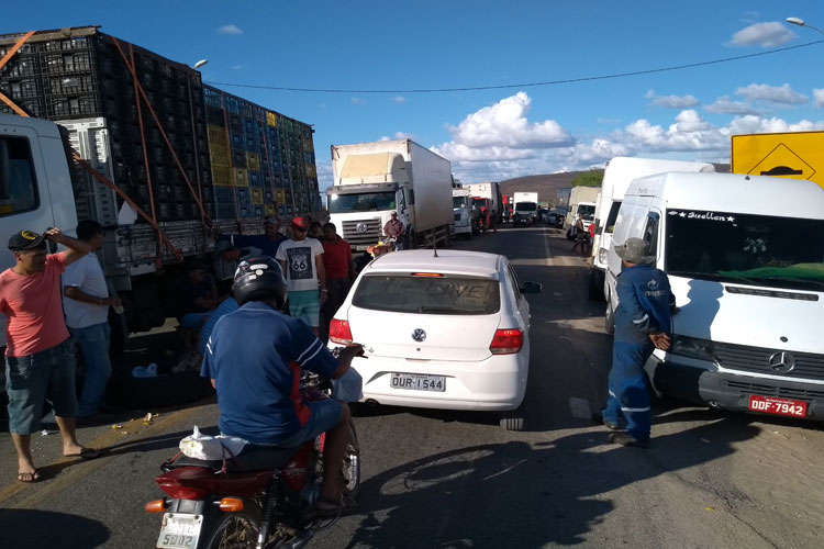 Caminhoneiros recebem suprimentos em apoio ao movimento de paralisação em Brumado