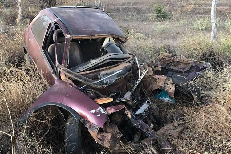 Homem morre após colisão entre carro e caminhão na BA-152 em Paramirim