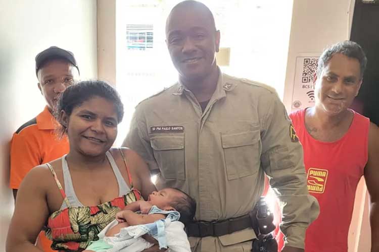 Bebê com dificuldade para respirar é salvo por PM em Lauro de Freitas