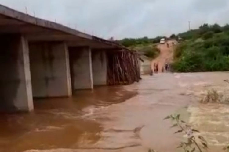 Brumado: Com ponte inacabada, moradores estão ilhados na região de Umburanas e Cristalândia