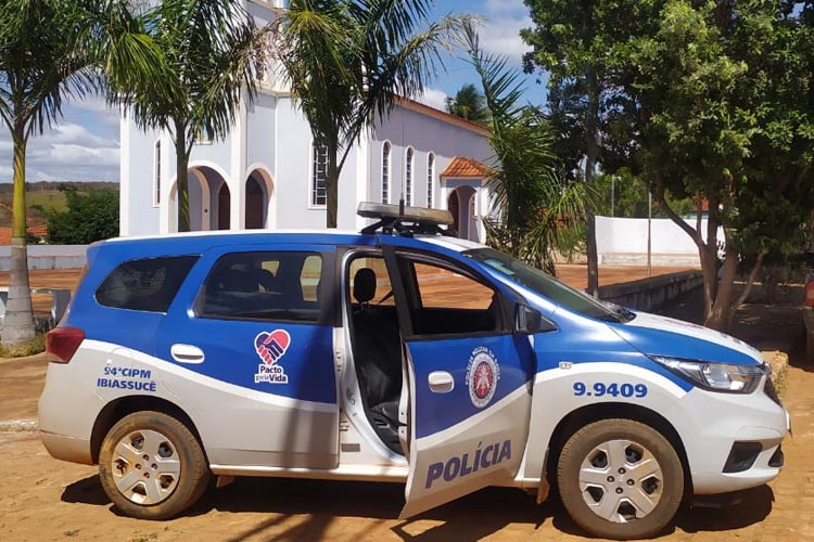 Assaltantes disfarçados de técnicos de energia solar agridem idosos durante assalto em Ibiassucê