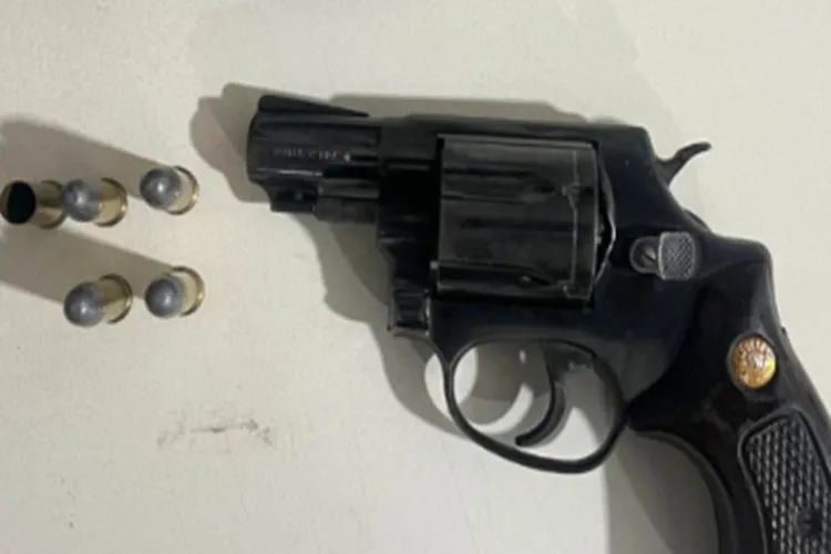 Dois indivíduos são detidos com drogas e arma em Bom Jesus da Lapa