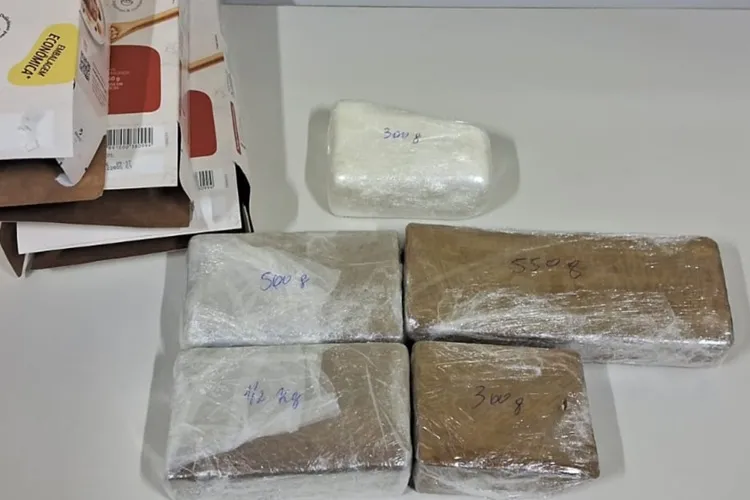 Rio do Pires: PM apreende 2 kg de drogas dentro de caixas de papelão em ônibus