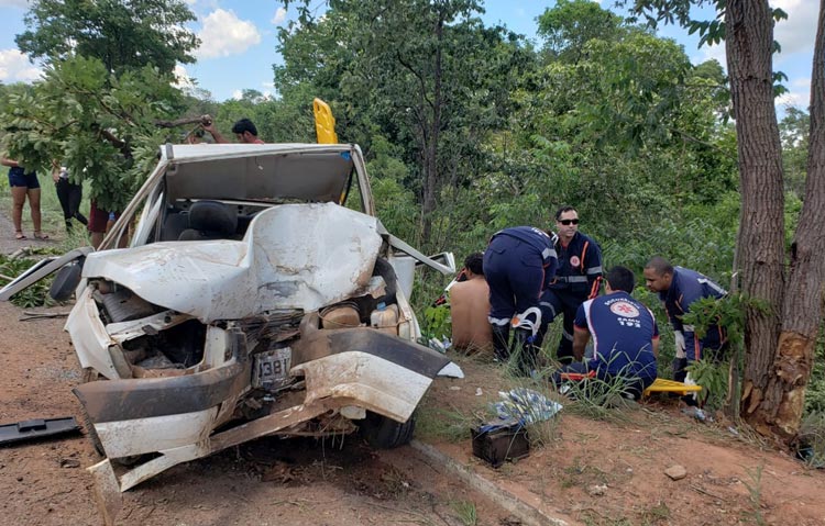 Idosa morre e quatro ficam feridos após carro bater em árvore na cidade de Barreiras