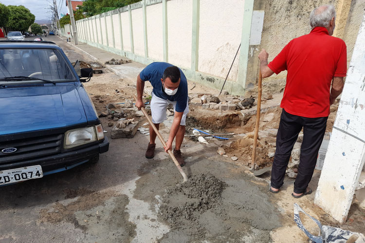 Brumado: Vereador ajuda populares a consertar esgoto e cobra entendimento entre prefeito e Embasa