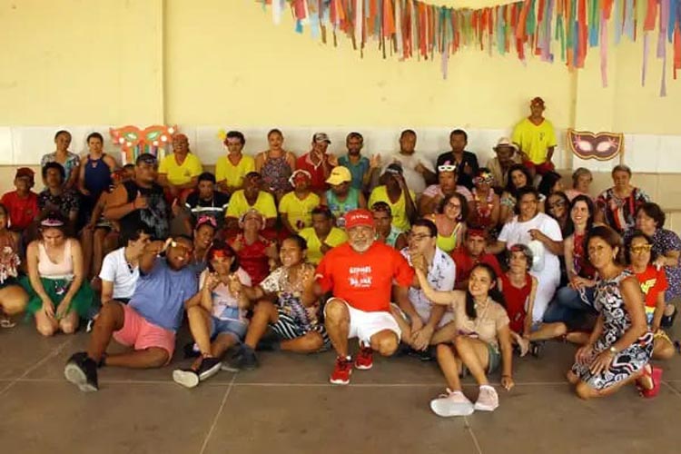 Brumado: Voluntários levam alegria aos alunos no carnaval da Apae